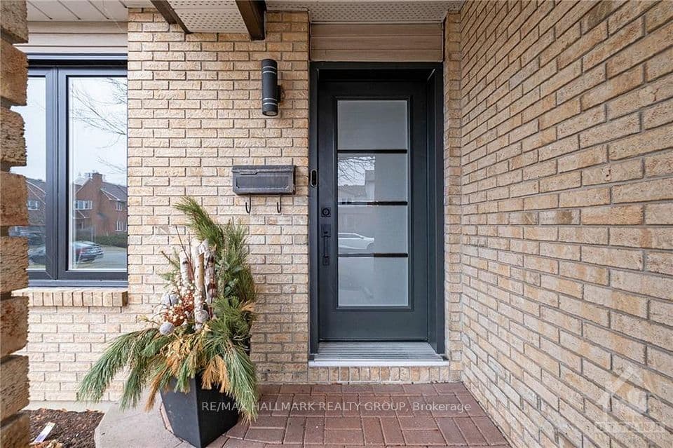 92 GILLESPIE Crescent, Hunt Club - Windsor Park Village and Area, ON K1V 0J2 – photo 3