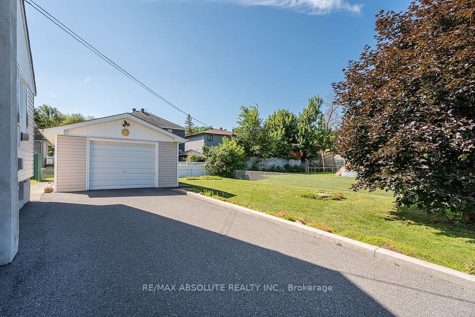 1880 Kingsdale Avenue, Blossom Park - Airport and Area, ON K1T 1J1 – photo 3