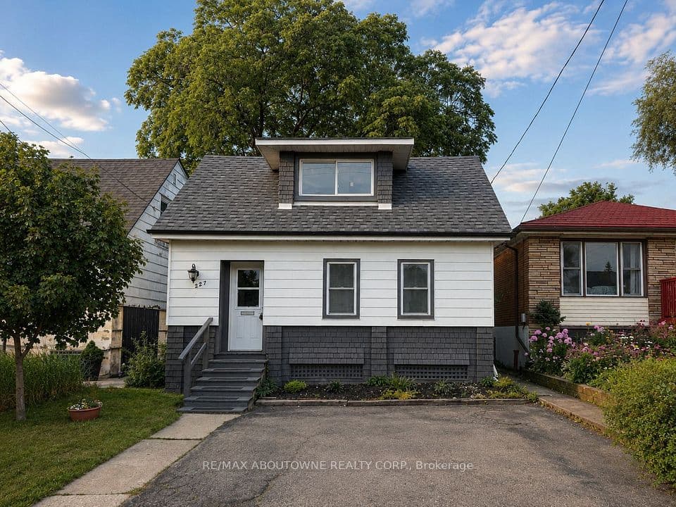 227 East 23rd Street, Hamilton, ON L8V 2X2 – main photo