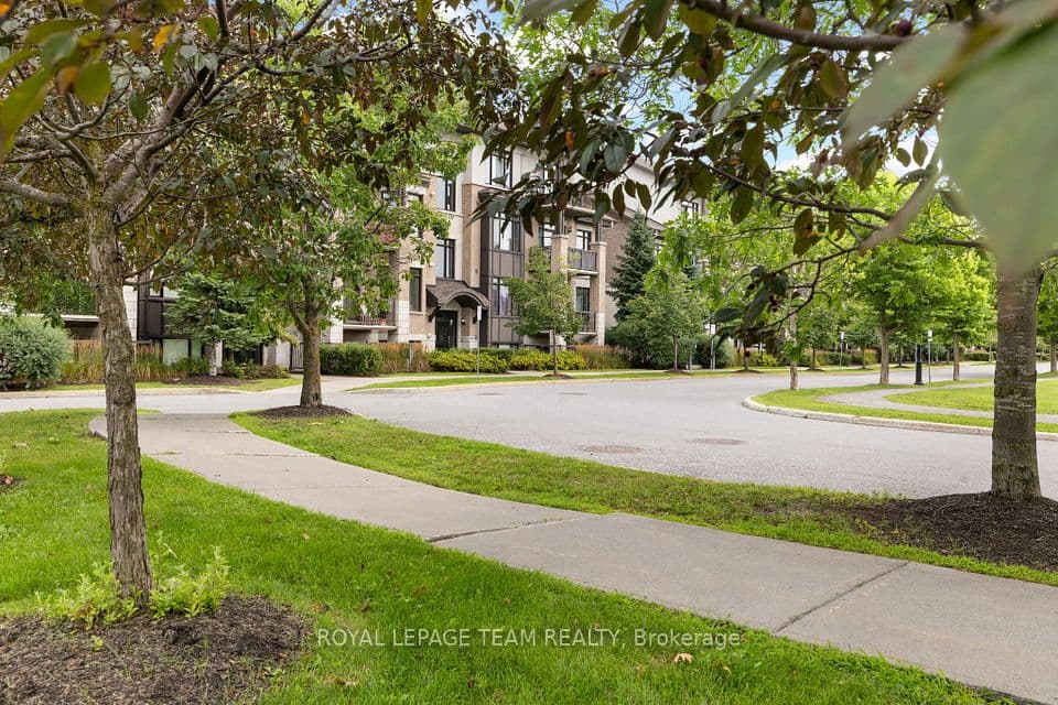 655 Beauparc Private 104, Cyrville - Carson Grove - Pineview, ON K1J 0A2 – main photo