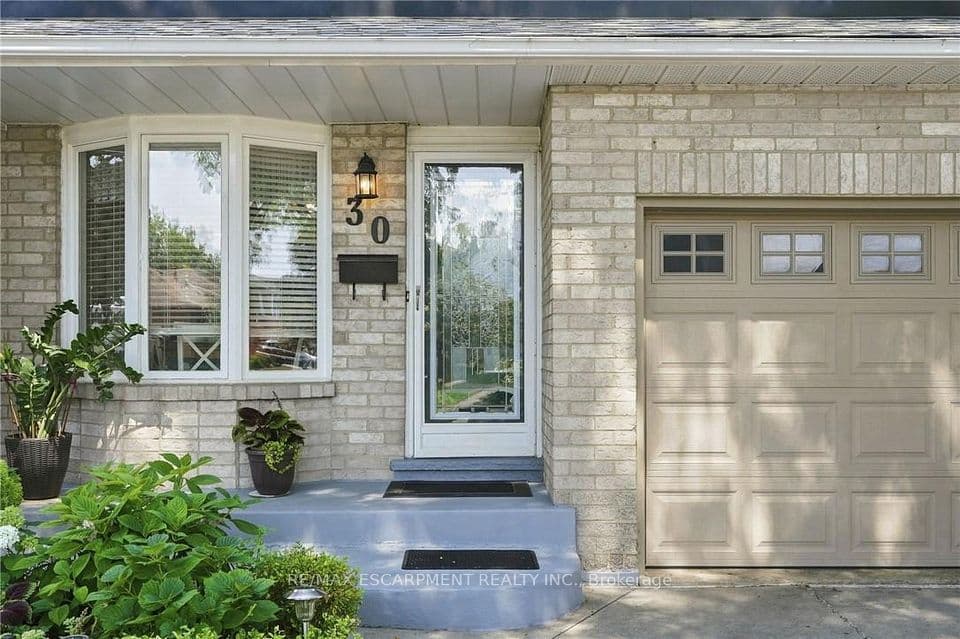 30 Twinoaks Crescent, Hamilton, ON L8J 2E9 – photo 2