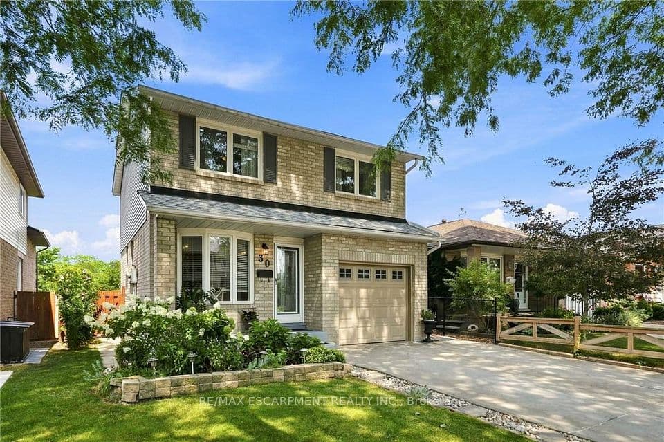 30 Twinoaks Crescent, Hamilton, ON L8J 2E9 – main photo