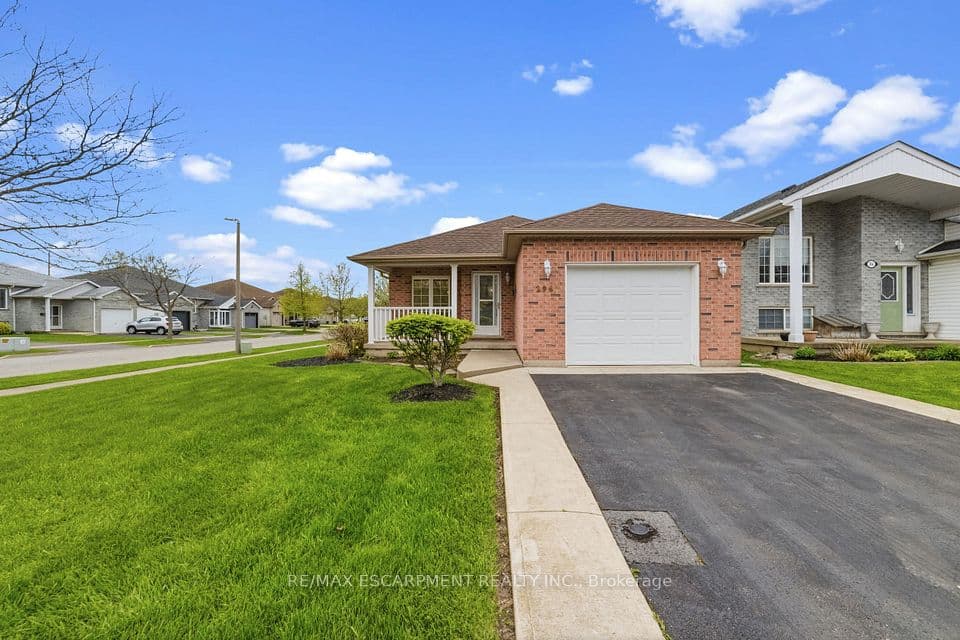 296 Autumn Crescent, Welland, ON L3C 7K1 – photo 2