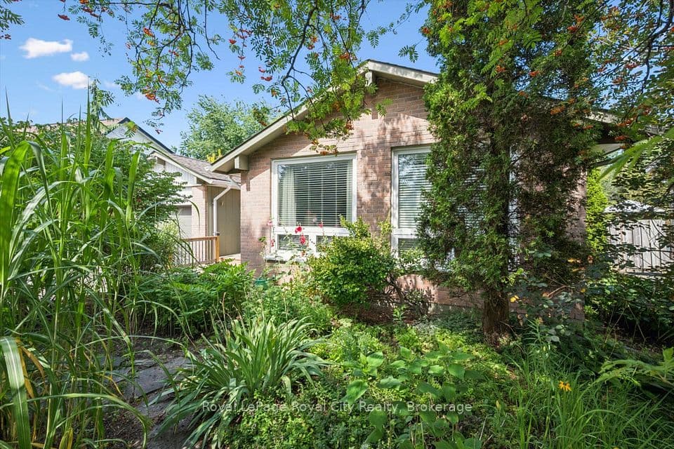 34 Pondview Crescent, Guelph, ON N1E 3K1 – main photo