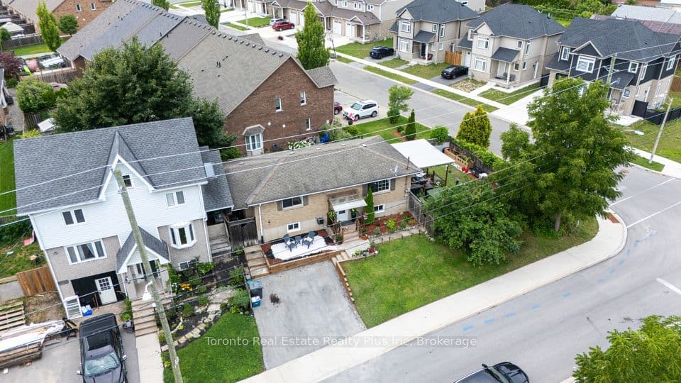 23 Moffatt Street, St. Catharines, ON L2P 2L4 – main photo