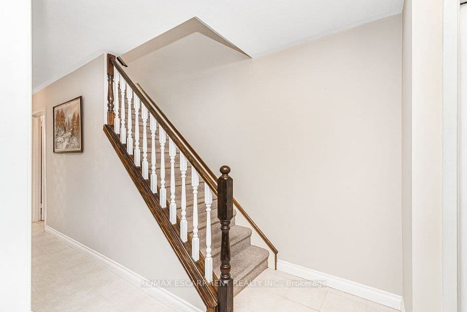 28 RIVERDALE Drive, Hamilton, ON L8E 1J8 – photo 3