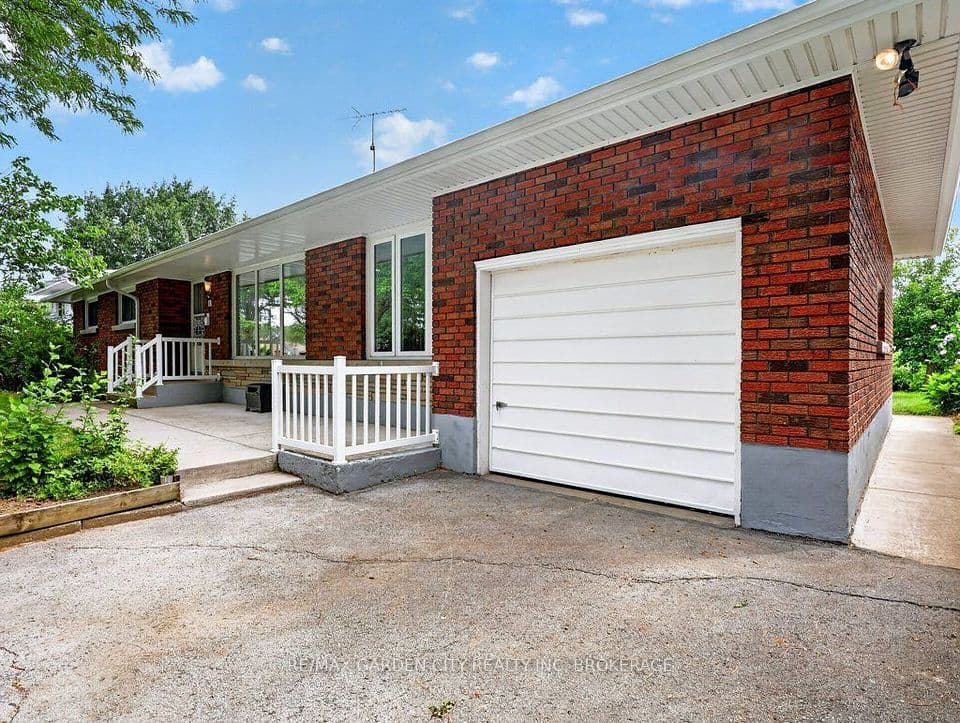 8 Champa Drive, St. Catharines, ON L2M 3K2 – photo 2