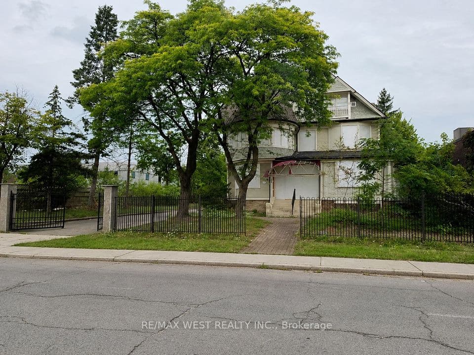 24 Burgar Street, Welland, ON L3B 2S7 – photo 2