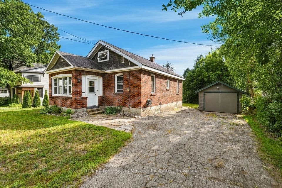 40 WAUBEEK Street, Parry Sound, ON P2A 1C2 – photo 2
