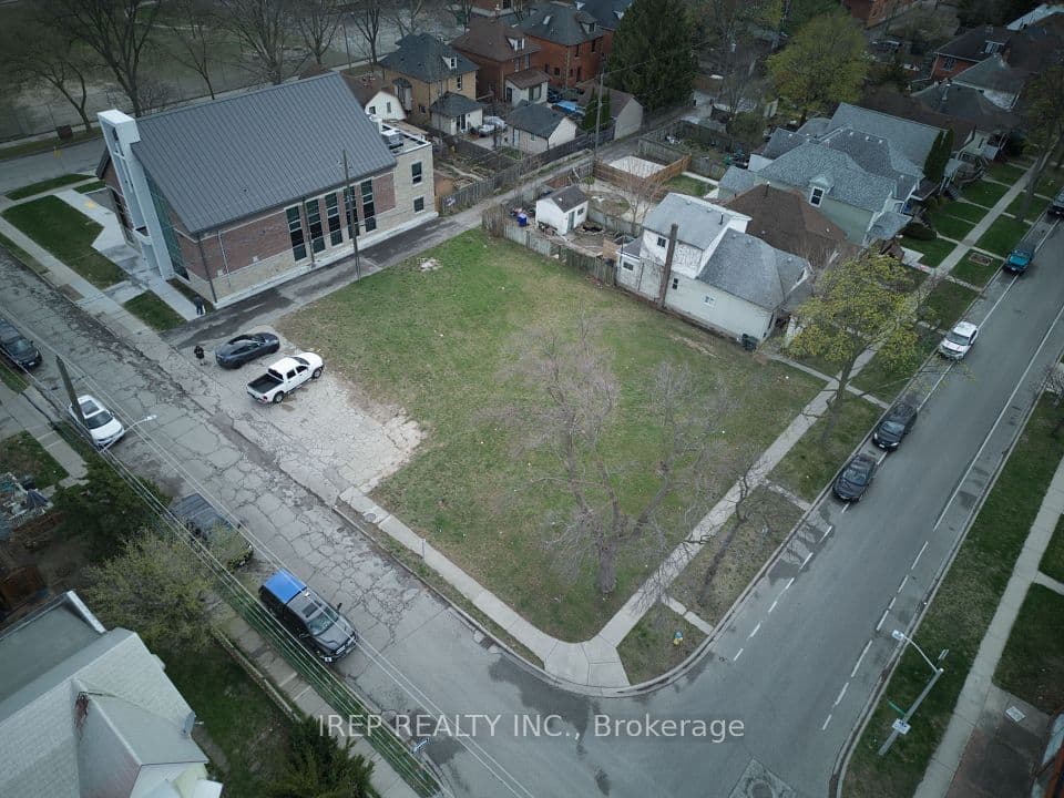 808 Lincoln Road, Windsor, ON N8Y 2H1 – main photo