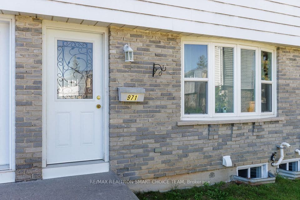 971 Oakview Avenue, Kingston, ON K7M 6W9 – photo 3