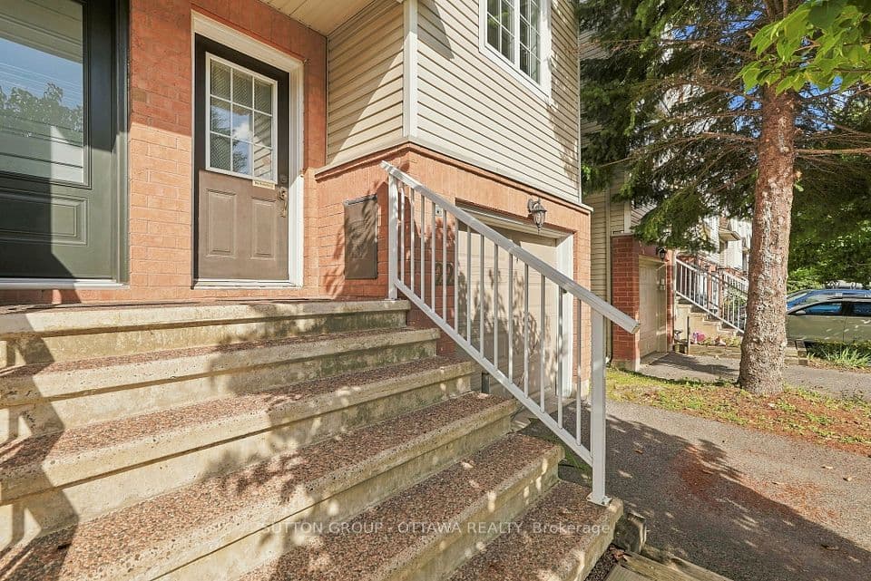 22 Manhattan Crescent, Carlington - Central Park, ON K2C 4B4 – photo 2