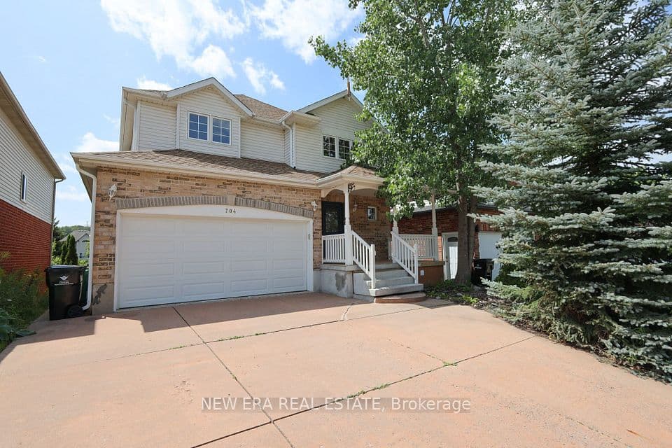 704 Brandenburg Boulevard, Waterloo, ON N2T 2V4 – main photo