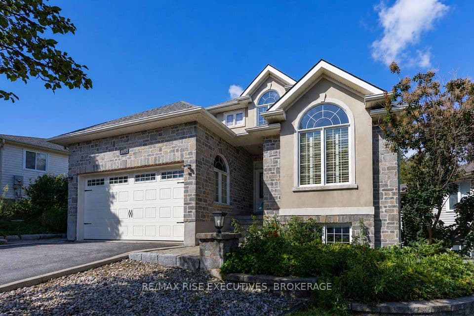 700 Melrose Street, Kingston, ON K7M 9B4 – main photo