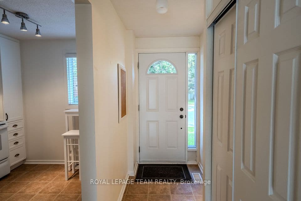 2 Larkshire Lane B, Barrhaven, ON K2J 1Y6 – photo 2