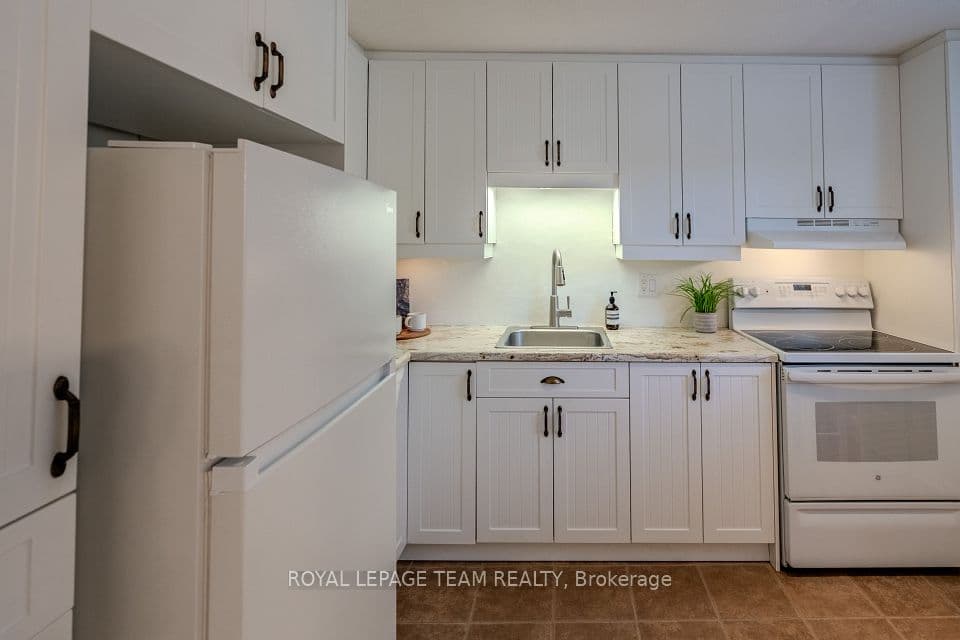 2 Larkshire Lane B, Barrhaven, ON K2J 1Y6 – photo 3