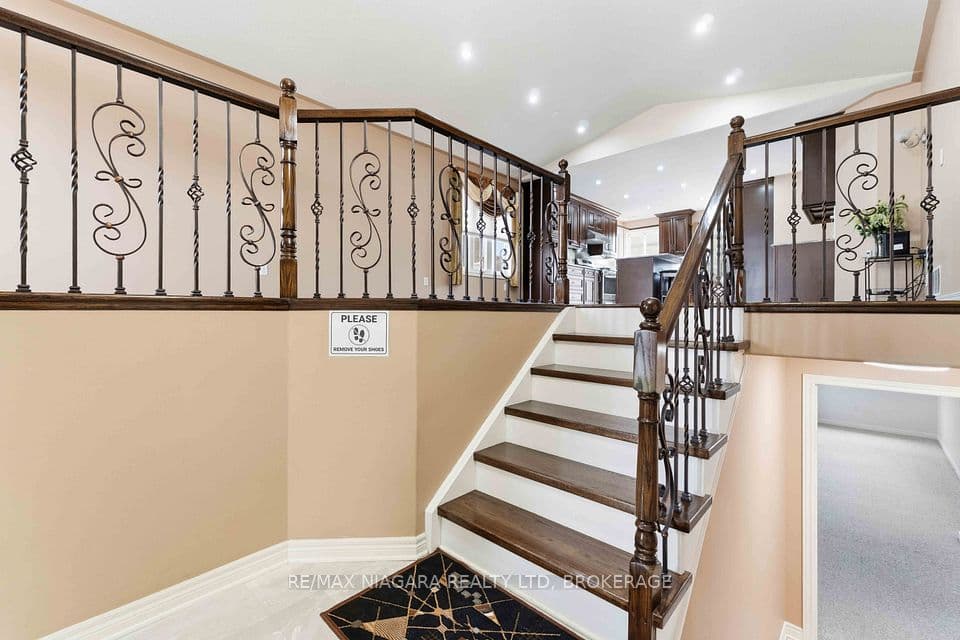 8253 Costabile Drive, Niagara Falls, ON L2H 3L2 – photo 2