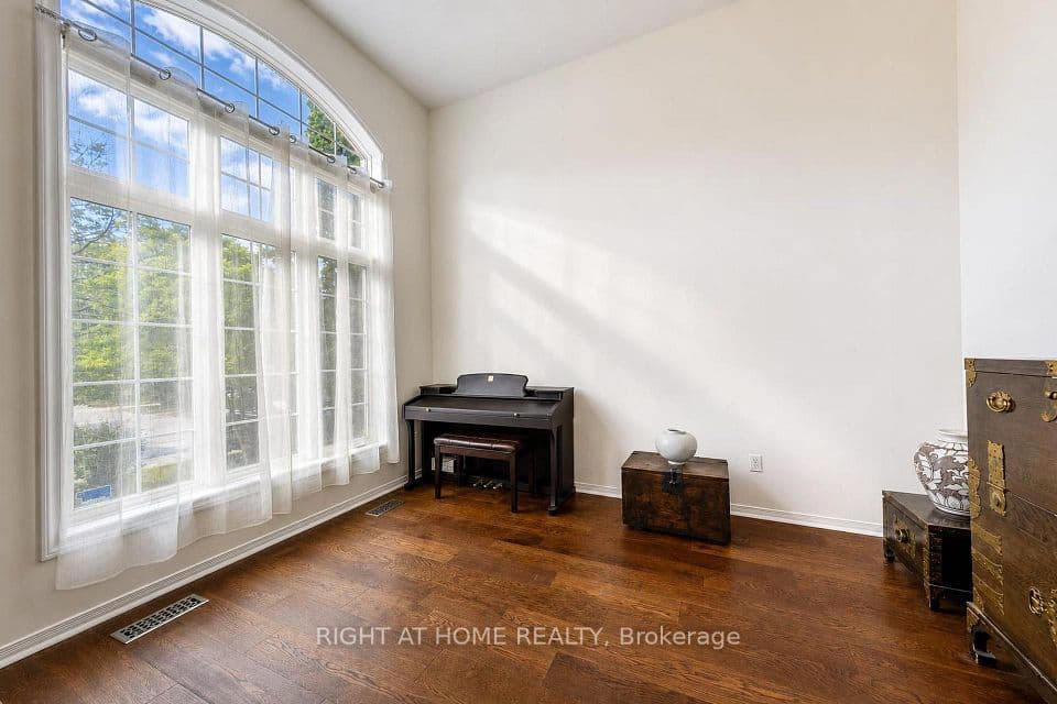 27 Thoroughbred Boulevard, Hamilton, ON L9K 1L2 – photo 3