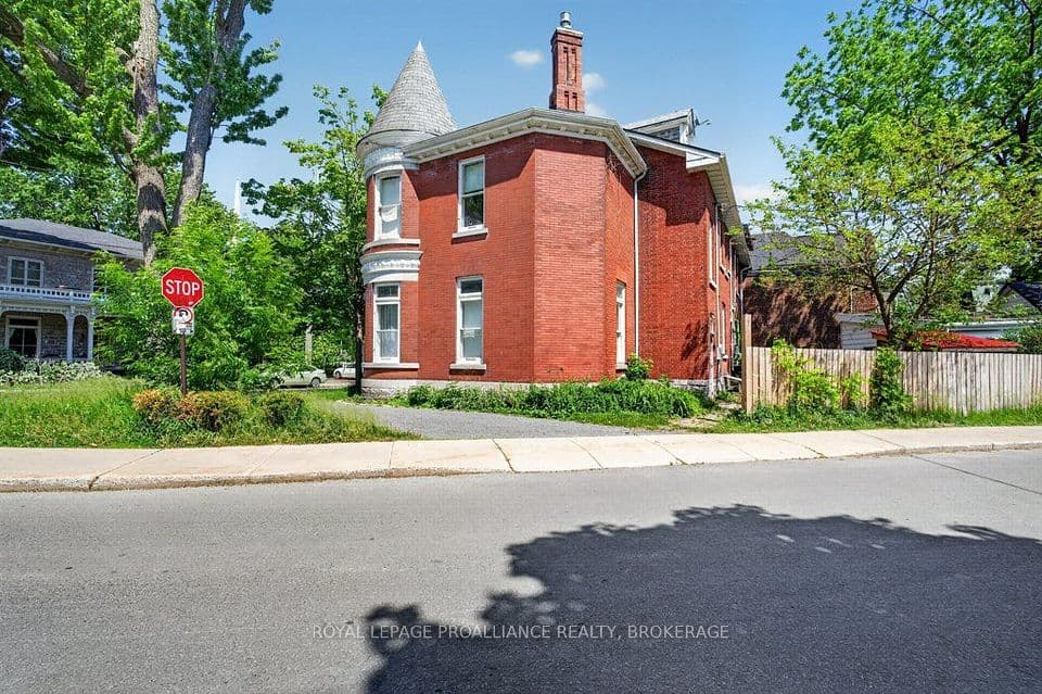 162 Earl Street, Kingston, ON K7L 2H2 – main photo