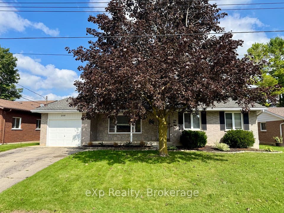 209 15th Avenue, Hanover, ON N4N 3E1 – main photo