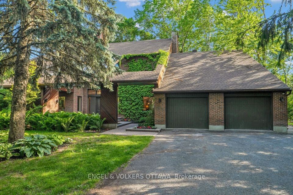 7 Mid Pines Grove, Bells Corners and South to Fallowfield, ON K2R 1B7 – main photo