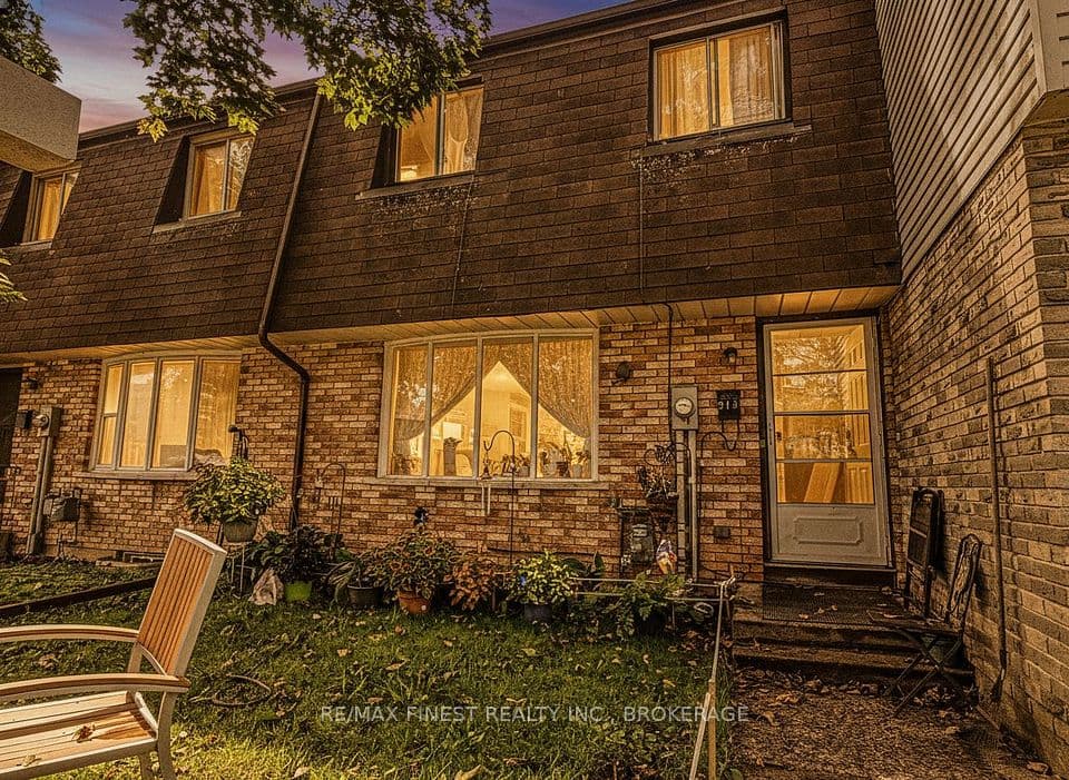 913 Oakview Avenue, Kingston, ON K7M 6V4 – main photo