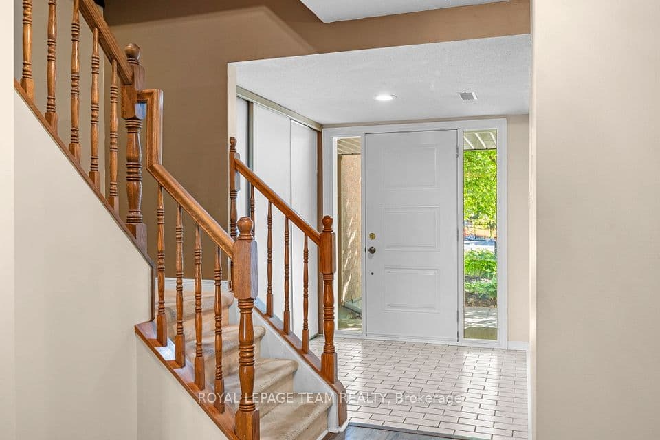 8 Mannington Court, Barrhaven, ON K2J 4A1 – photo 2