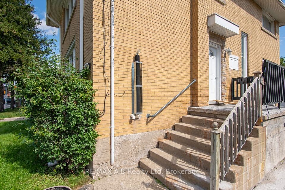 727 FREDERICK Street, Kitchener, ON N2B 2B3 – photo 3