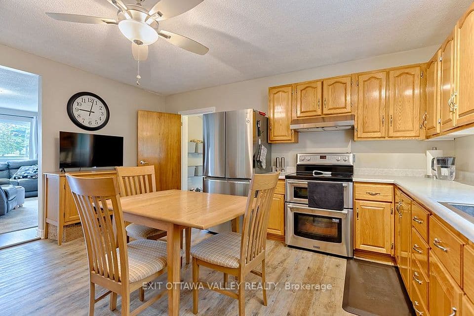 39 Creek Street, Whitewater Region, ON K0J 2L0 – photo 3