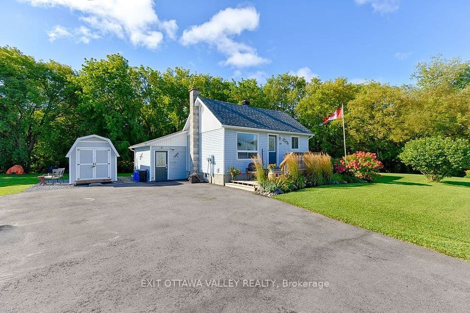 39 Creek Street, Whitewater Region, ON K0J 2L0 – main photo