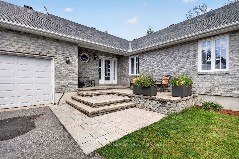 8251 Ranita Crescent, Greely - Metcalfe - Osgoode - Vernon and Area, ON K0A 2P0 – photo 2