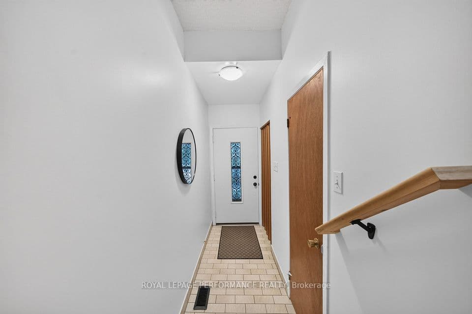2 Bertona Street 23, South of Baseline to Knoxdale, ON K2G 0W2 – photo 3