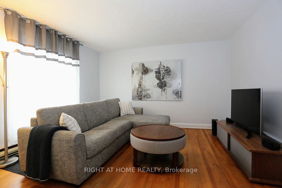 323 Levis Avenue, Vanier and Kingsview Park, ON K1L 6H1 – photo 2