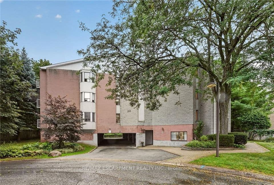 5 Niagara Street 301, Grimsby, ON L3M 5A3 – main photo