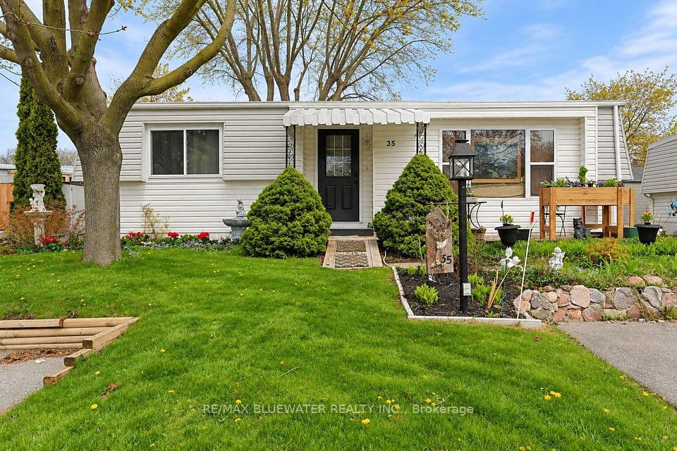 35 Pebble Beach Parkway, South Huron, ON N0M 1T0 – main photo