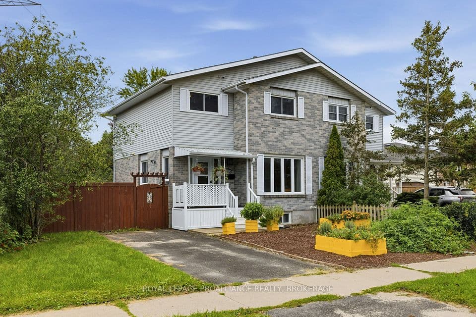 690 Davis Drive, Kingston, ON K7M 7X3 – main photo