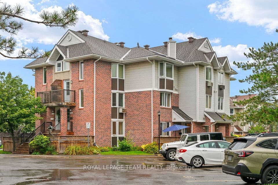 12-2 Stonebank Crescent 12, Bells Corners and South to Fallowfield, ON K2H 9M4 – main photo