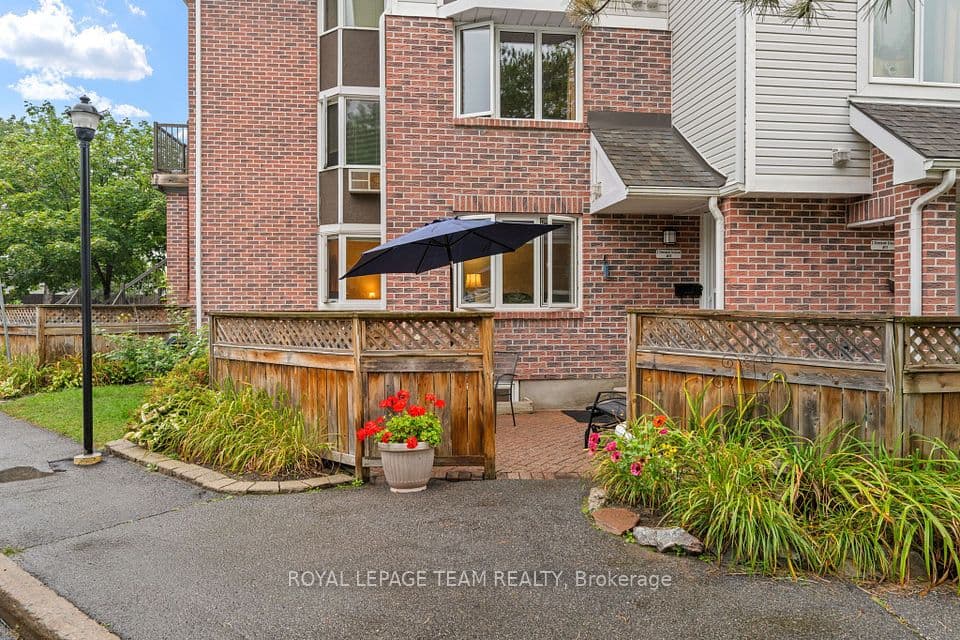 12-2 Stonebank Crescent 12, Bells Corners and South to Fallowfield, ON K2H 9M4 – photo 2