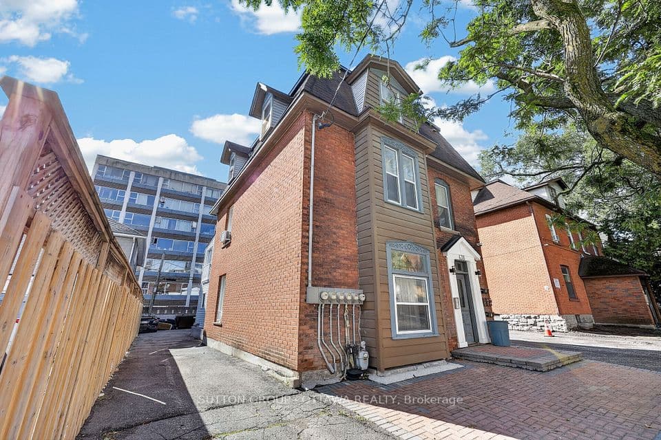 438 Lewis Street, Ottawa Centre, ON K2P 0T3 – photo 2