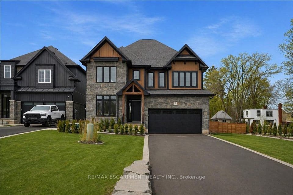 7 Bartlett Avenue, Grimsby, ON L3M 5N7 – main photo