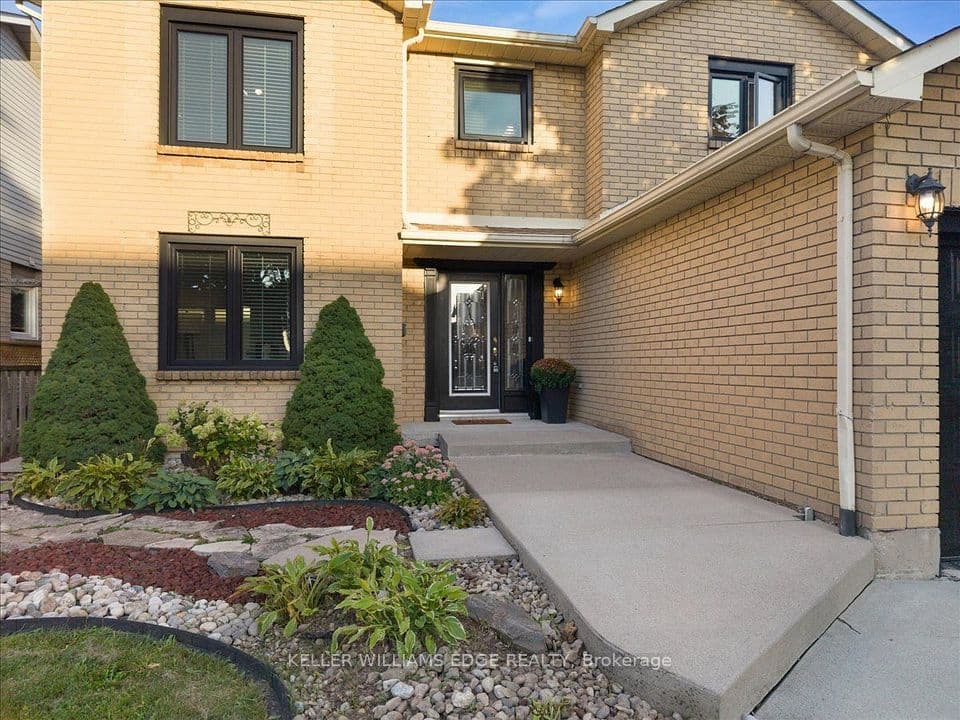 37 Bourbon Court, Hamilton, ON L9B 2E9 – photo 2