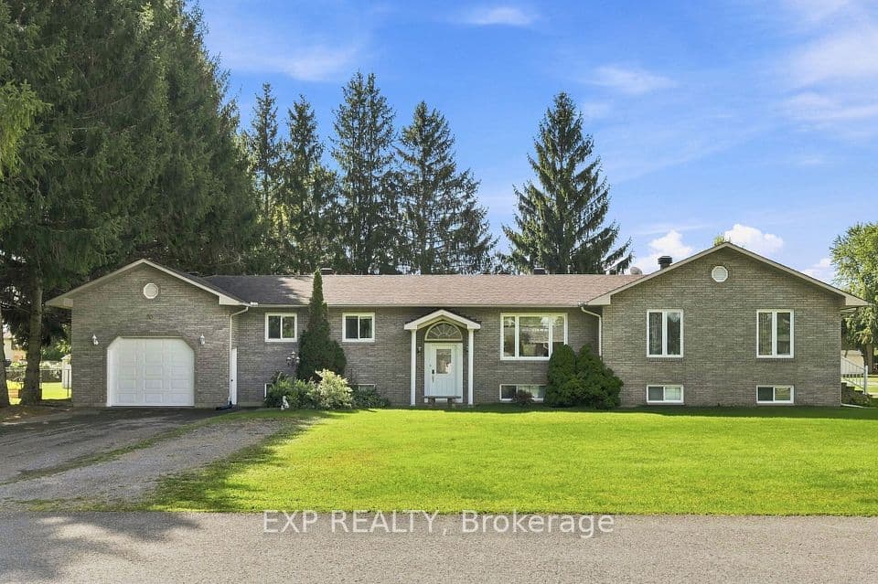 30 Albert Street, Russell, ON K0A 1W0 – main photo