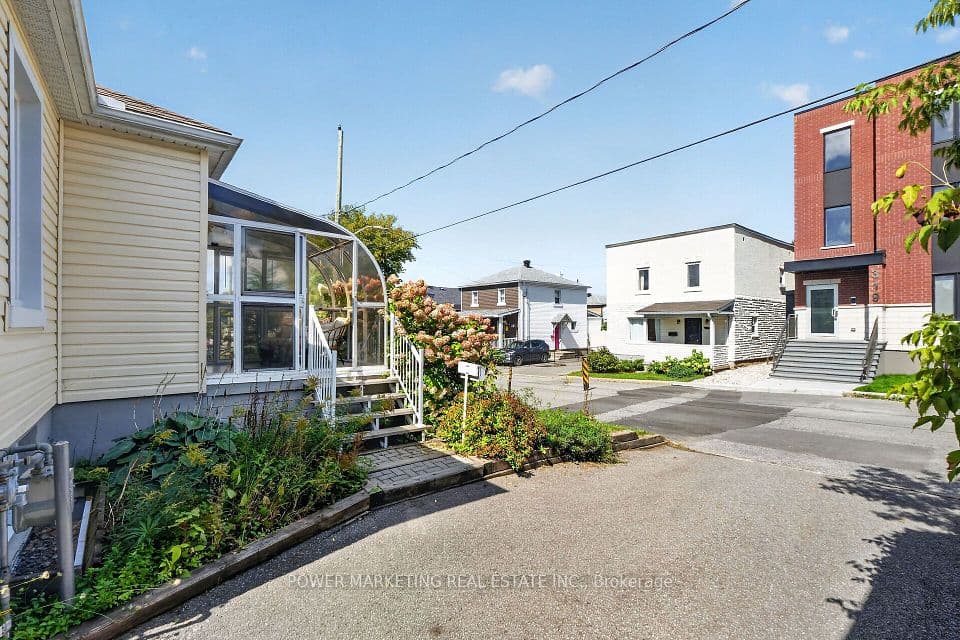 318 Shakespeare Street, Vanier and Kingsview Park, ON K1L 5M2 – photo 3