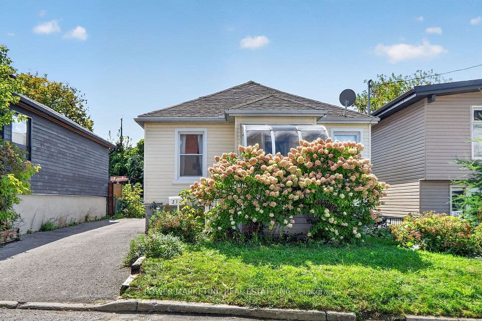 318 Shakespeare Street, Vanier and Kingsview Park, ON K1L 5M2 – main photo