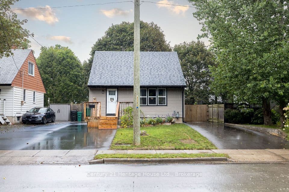 102 Stewart Avenue, Cambridge, ON N1R 2T9 – main photo