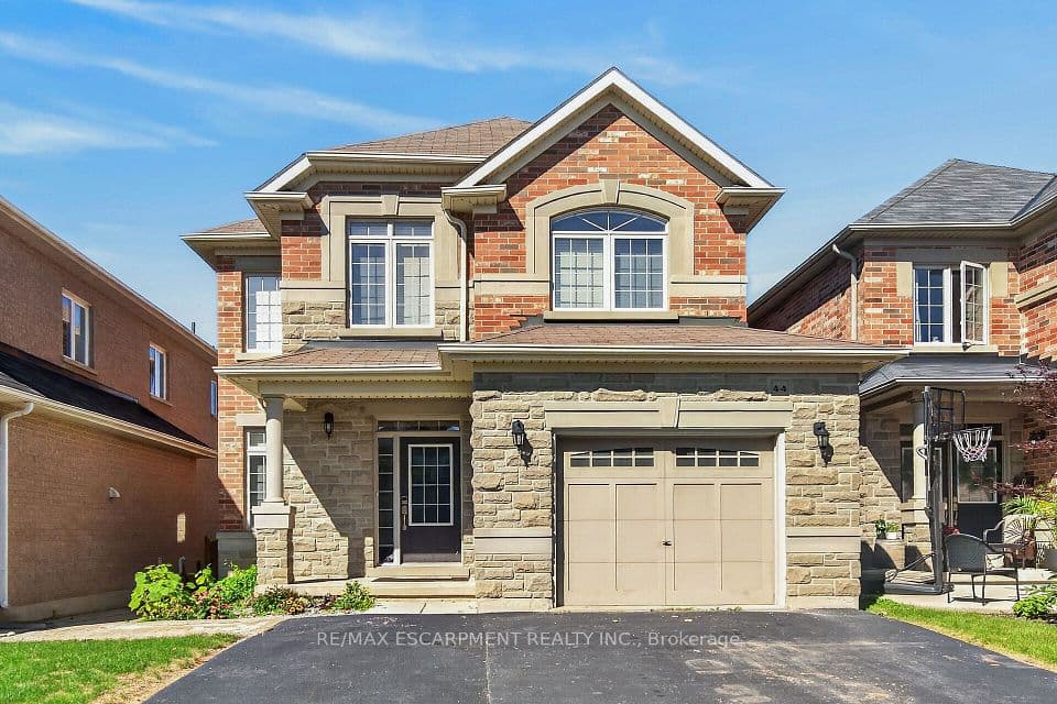 44 Matteo Trail, Hamilton, ON L9B 0E6 – main photo