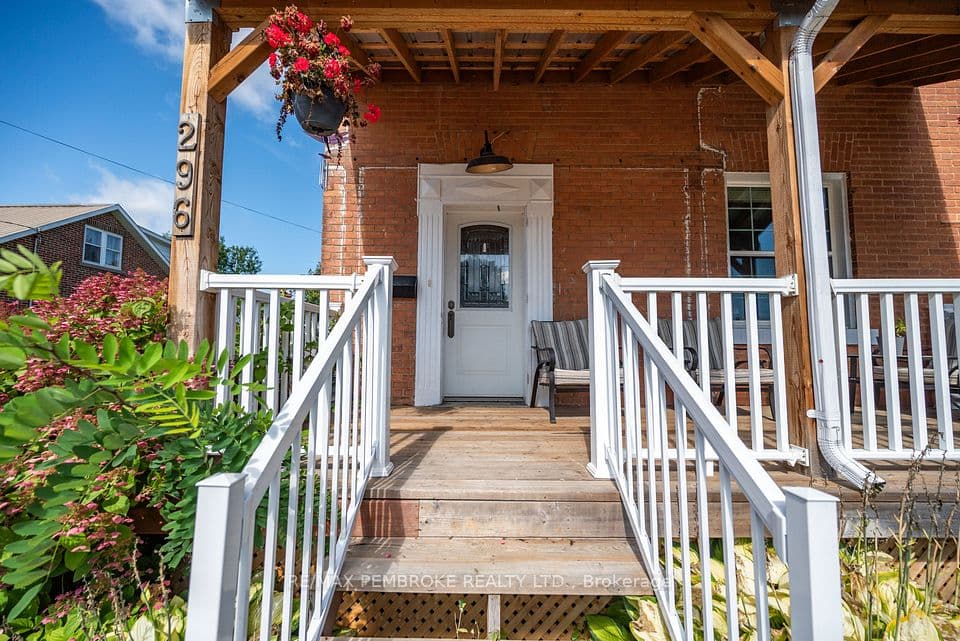 296 First Avenue N, Pembroke, ON K8A 5C2 – photo 2