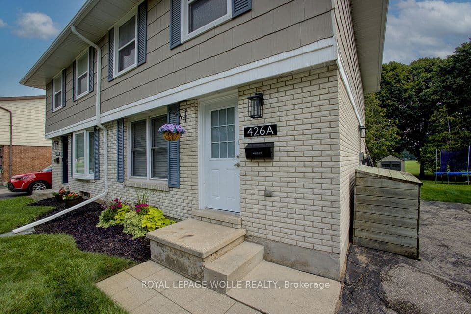 426A Dunvegan Drive, Waterloo, ON N2K 2C7 – main photo