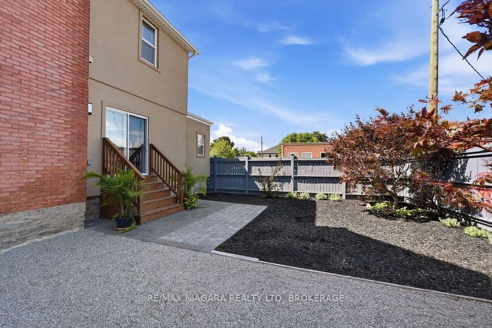 8 Trafalgar Street, St. Catharines, ON L2R 3L7 – photo 2