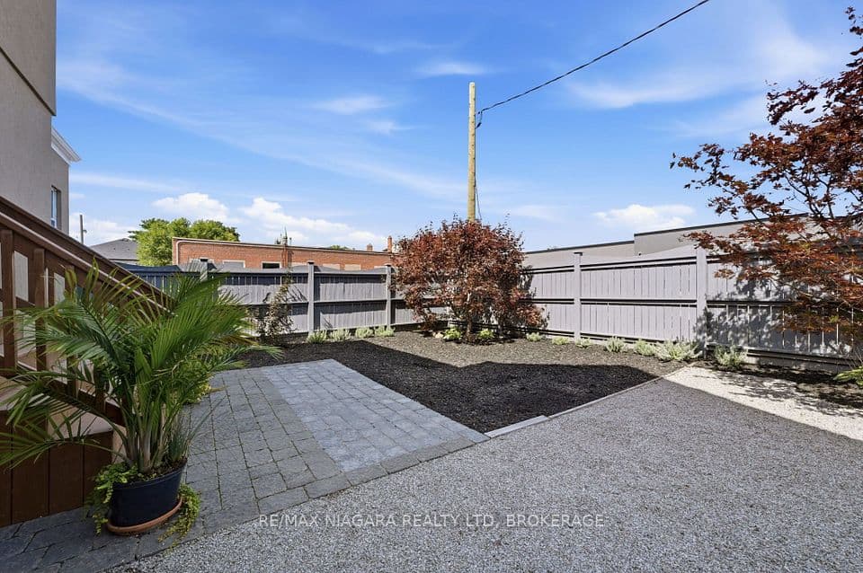 8 Trafalgar Street, St. Catharines, ON L2R 3L7 – photo 3